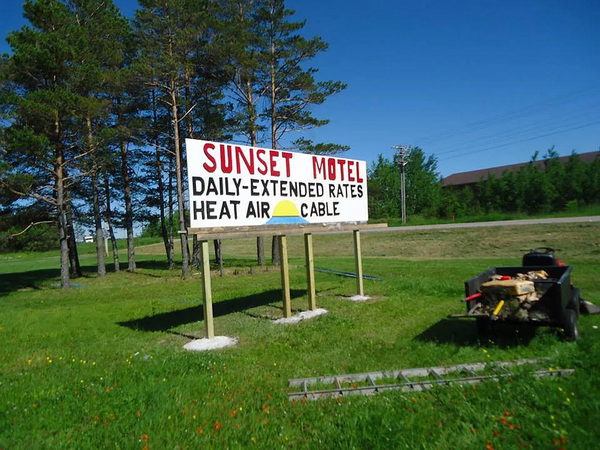 Sunset Motel - Real Estate Photo